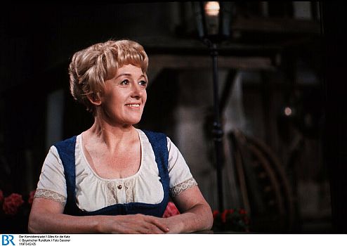 Erni Singerl als Magd Vroni in dem "Komödienstadel"-Stück "Alles für die Katz" (1970); Foto (Bildname: 11973-62-05) zur Verfügung gestellt vom Bayerischen Rundfunk (BR); Copyright BR/Foto Sessner