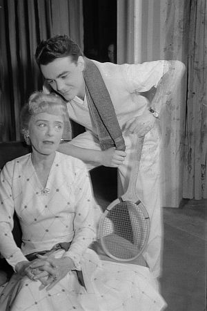 Klaus Kammer als Fabrikantensohn Harry Compass mit Roma Bahn (Frau Compass) in dem Lustspiel "Ein besserer Herr" von Walter Hasenclever am Berliner "Schlosspark Theater"; Regie: Hans Lietzau; Datierung 19.12.1956; Quelle: Deutsche Fotothek, (file: df_pk_0004368_000) Copyright SLUB Dresden/Deutsche Fotothek; Urheber: Abraham Pisarek (1901–1983); Datierung: 19.12.1956; Genehmigung der Deutschen Fotothek zur Veröffentlichung innerhalb dieser Webpräsenz wurde am 12.11.2010 erteilt.