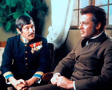 "Die Geschichte von der 1002. Nacht": Szenenfoto mit Dietmar Schönherr (Oberstleutnant Kalergi) und Walther Reyer (Rittmeister Baron von Taittinger); mit freundlicher Genehmigung von Pidax-Film, welche die Produktion am 20.06.2014 auf DVD herausbrachte.