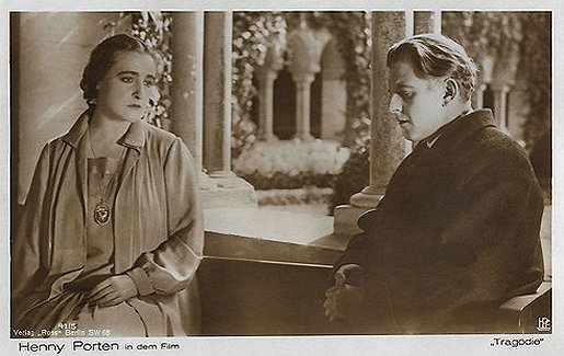 Szenenfoto aus "Tragödie" (1925) mit Henny Porten als Schauspielerin Gräfin Maria Tamar, Walter Janssen als Graf Tamar; Produktion: "Henny Porten-Froelich Produktion GmbH" (Berlin); Quelle: filmstarpostcards.blogspot.com; Lizenz; gemeinfrei